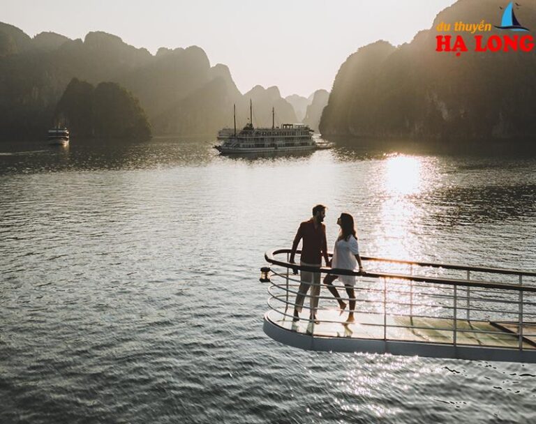 thuyen-buom-va-du-thuyen-vinh-ha-long